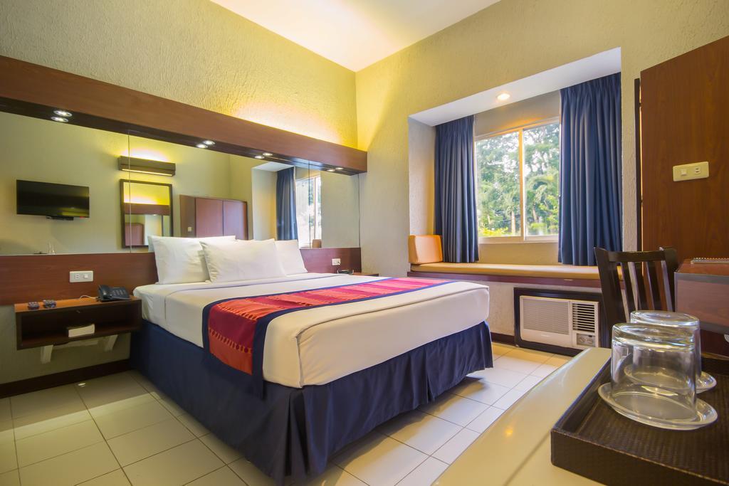Microtel By Wyndham Eagle Ridge General Trias  Extérieur photo